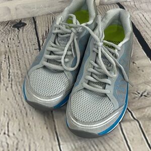 Abeo sneakers are 2.0 size 7.5